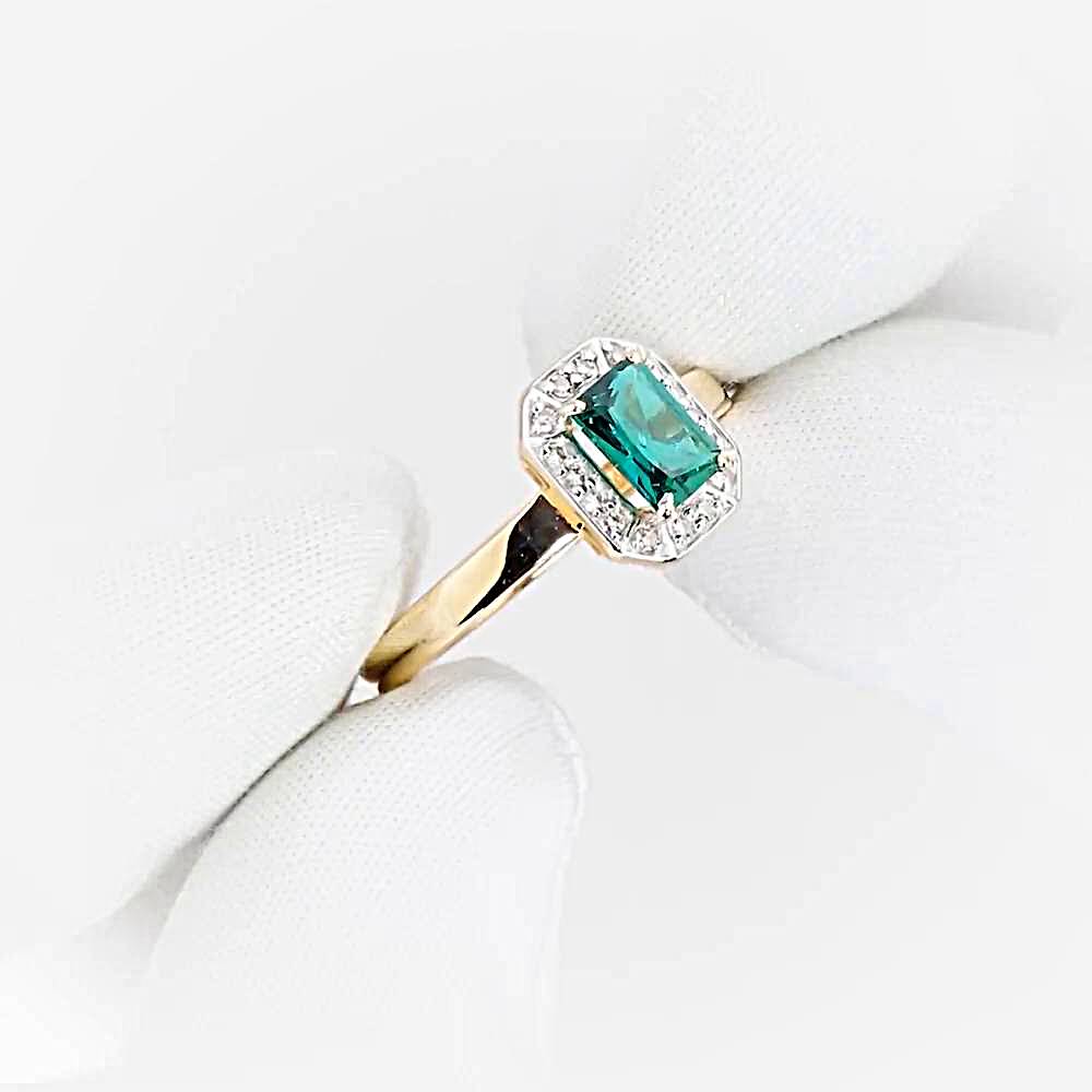 Кольцо с гидротермальным изумрудом и бриллиантами из красного золота 585 пробы