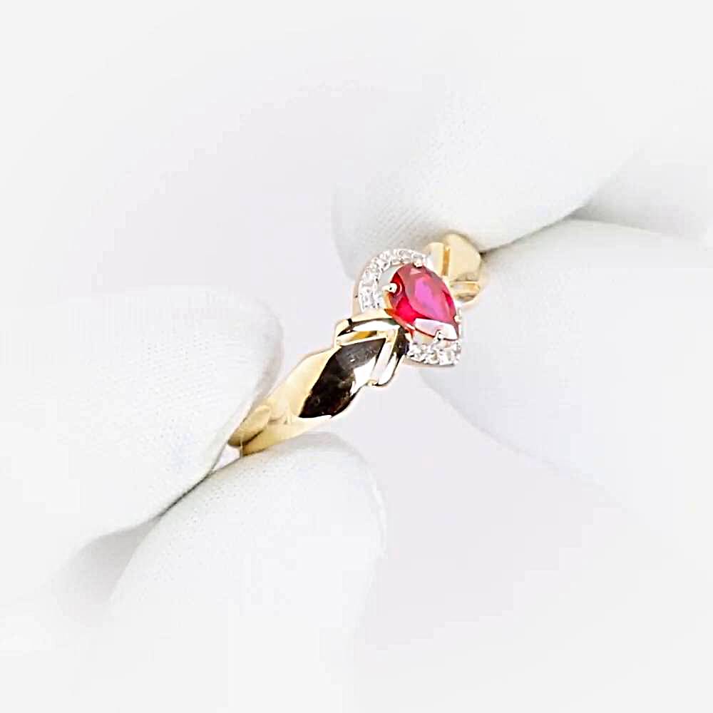 Кольцо с рубином синтетическим и бриллиантами из красного золота 375 пробы Кольцо с рубином синтетическим и бриллиантами из красного золота 375 пробы