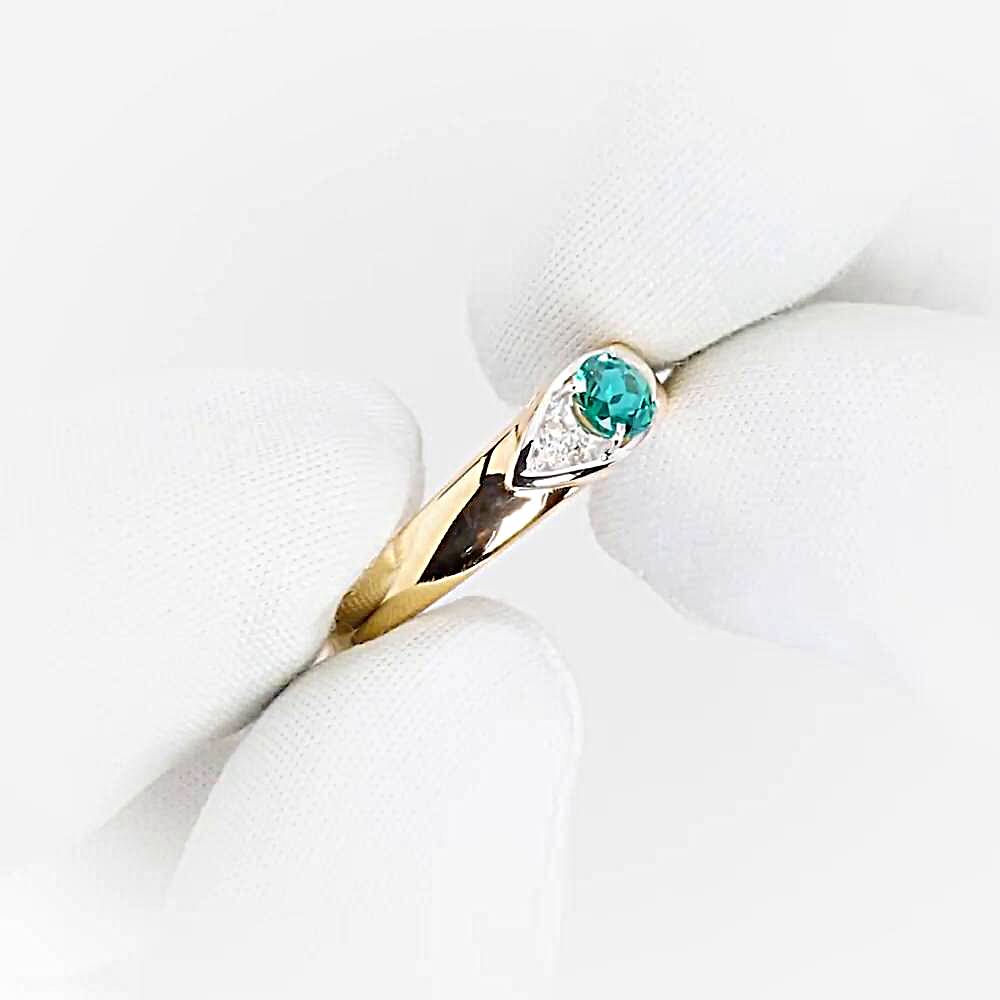 Кольцо с гидротермальным изумрудом и бриллиантами из красного золота 585 пробы