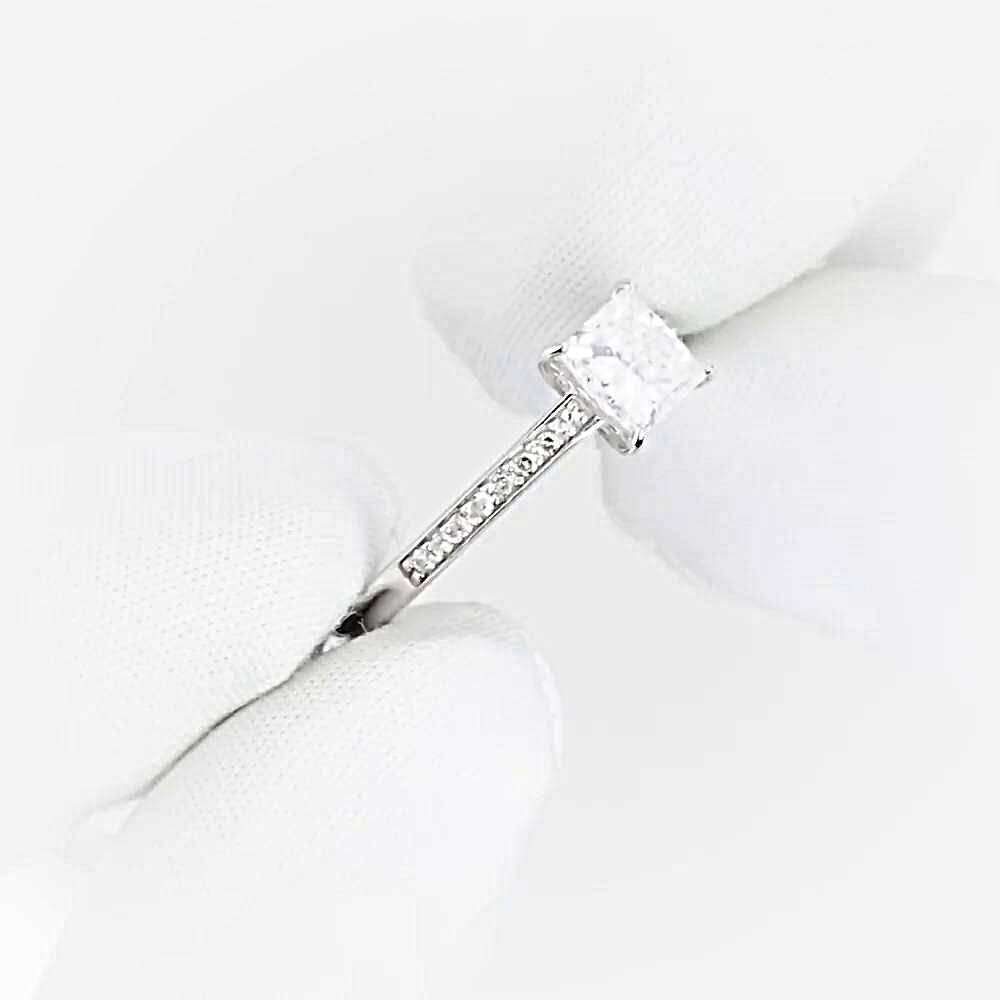 Кольцо с выращенными бриллиантами из белого золота 585 пробы