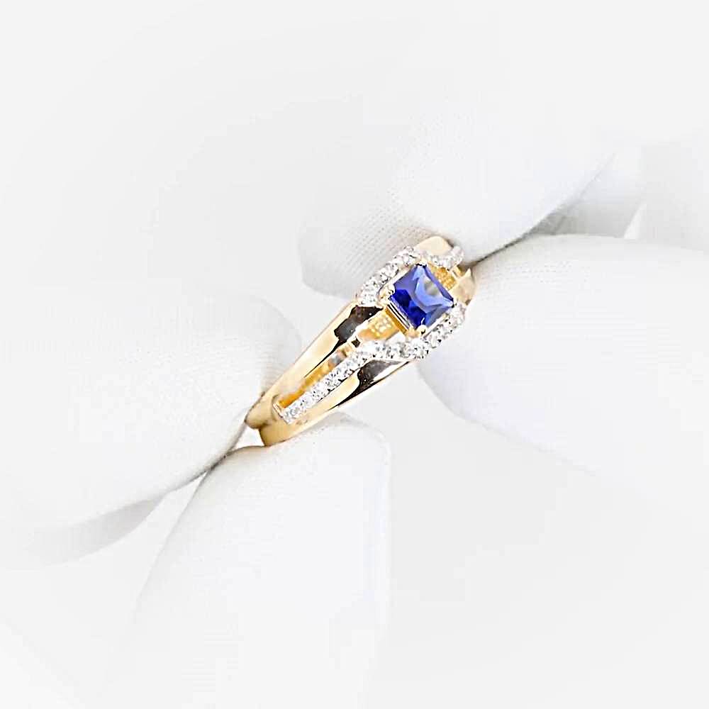 Кольцо с сапфиром синтетическим и бриллиантами из красного золота 585 пробы Кольцо с сапфиром синтетическим и бриллиантами из красного золота 585 пробы