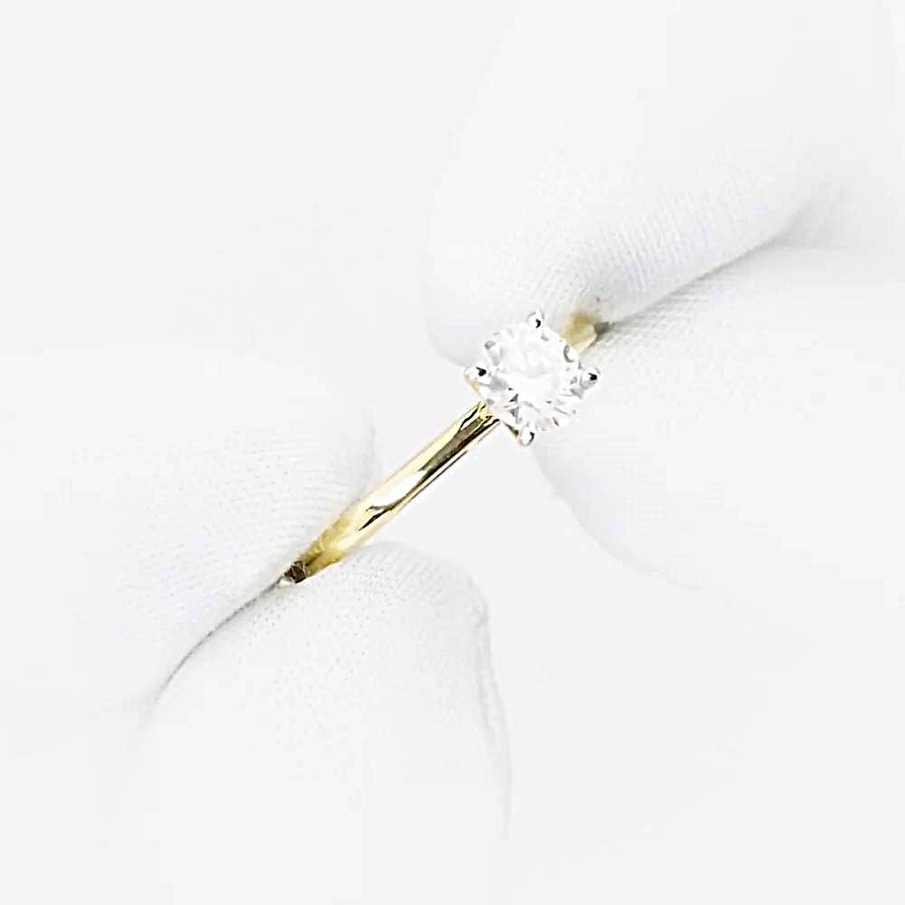 Кольцо с муассанитом из желтого золота 585 пробы Кольцо с муассанитом из желтого золота 585 пробы