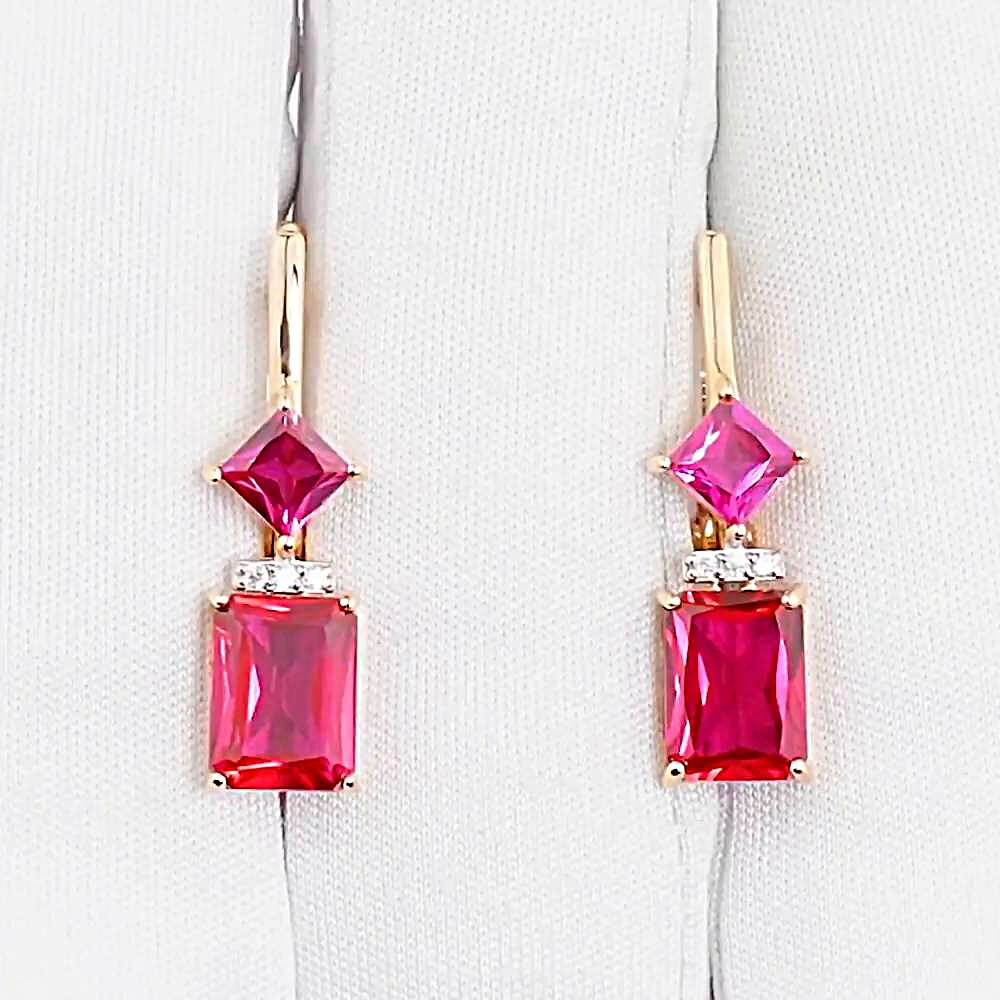 Серьги с рубином синтетическим и бриллиантами из красного золота 375 пробы Серьги с рубином синтетическим и бриллиантами из красного золота 375 пробы