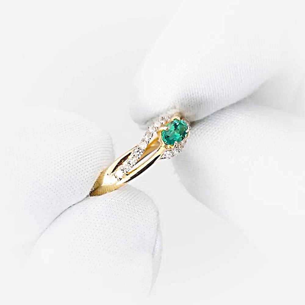 Кольцо с изумрудом синтетическим и бриллиантами из красного золота 585 пробы