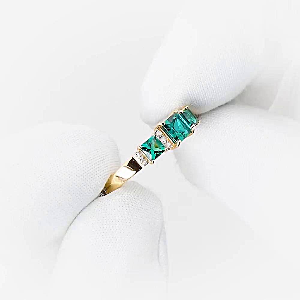 Кольцо с изумрудом синтетическим и бриллиантами из красного золота 585 пробы