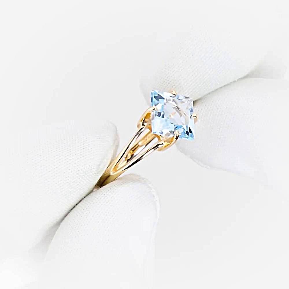 Кольцо с топазом из красного золота 375 пробы