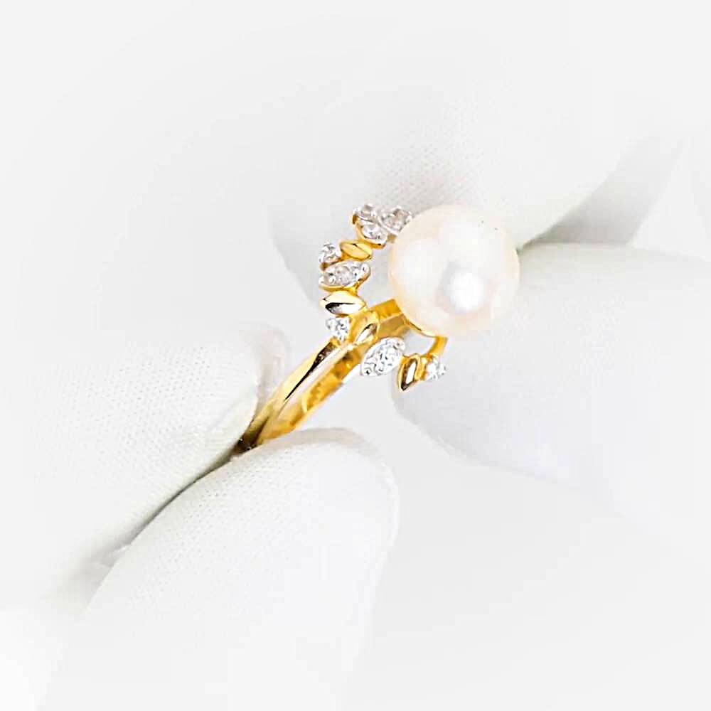 Кольцо с культивированным жемчугом и фианитами из красного золота 585 пробы 1