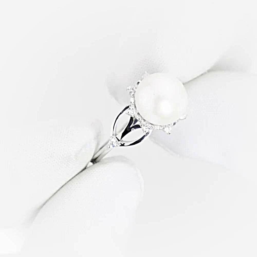 Кольцо с культивированным жемчугом и фианитами из белого золота 585 пробы 1