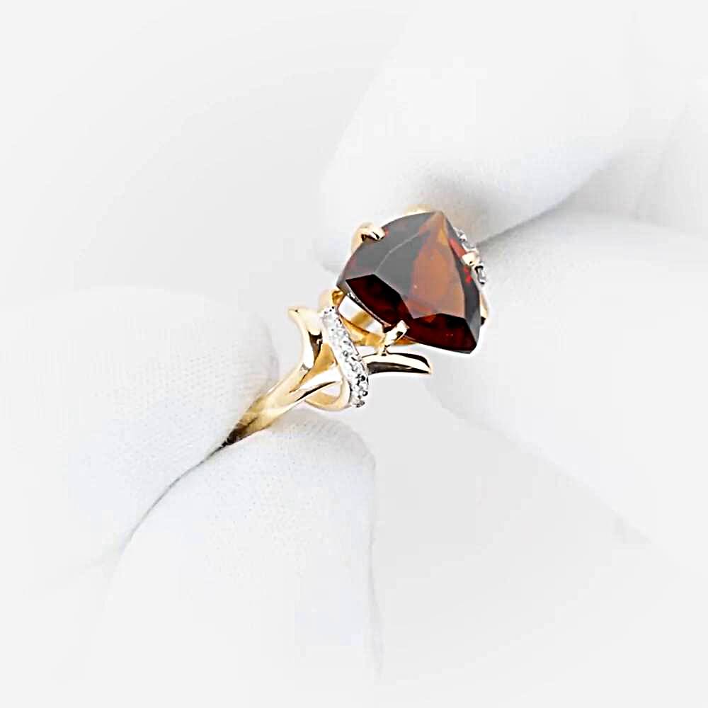 Кольцо с гранатом синтетическим и фианитами из красного золота 585 пробы 1