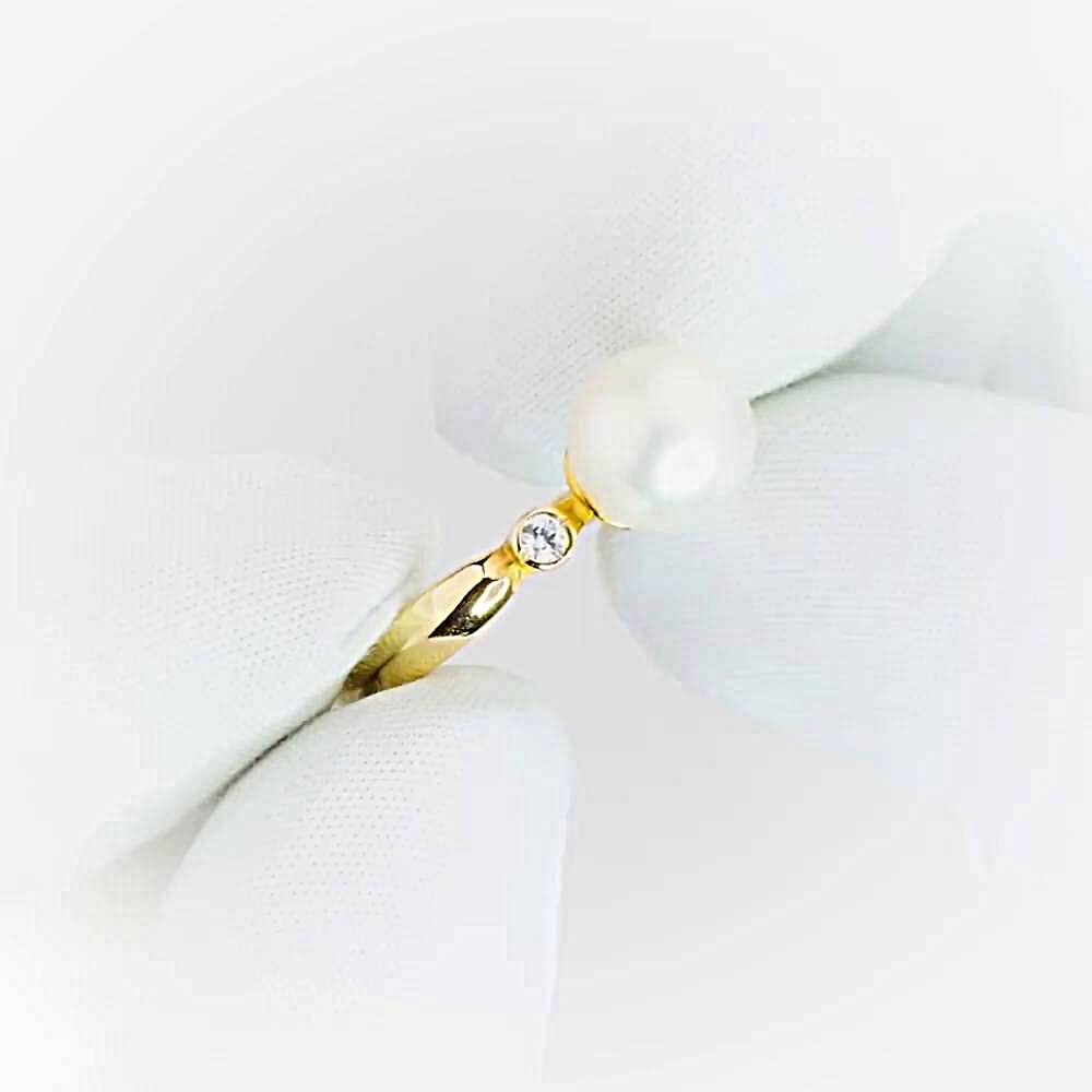 Кольцо с культивированным жемчугом и фианитами из красного золота 585 пробы 1