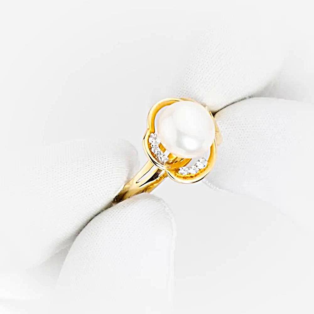 Кольцо с культивированным жемчугом и фианитами из красного золота 585 пробы 1