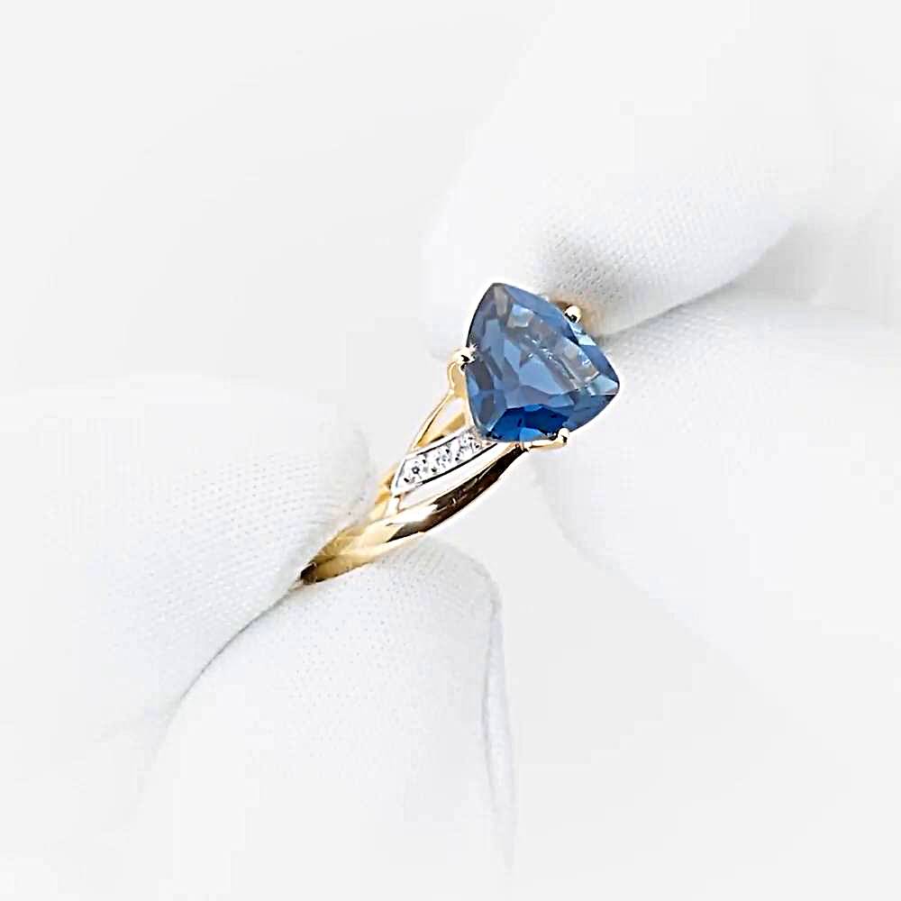 Кольцо с топазом лондон и фианитами из красного золота 585 пробы