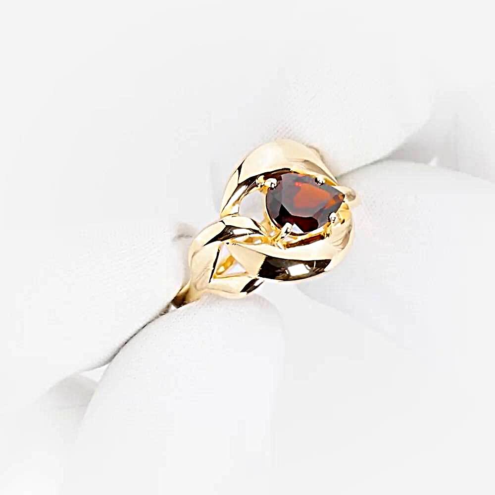 Кольцо с гранатом из красного золота 585 пробы