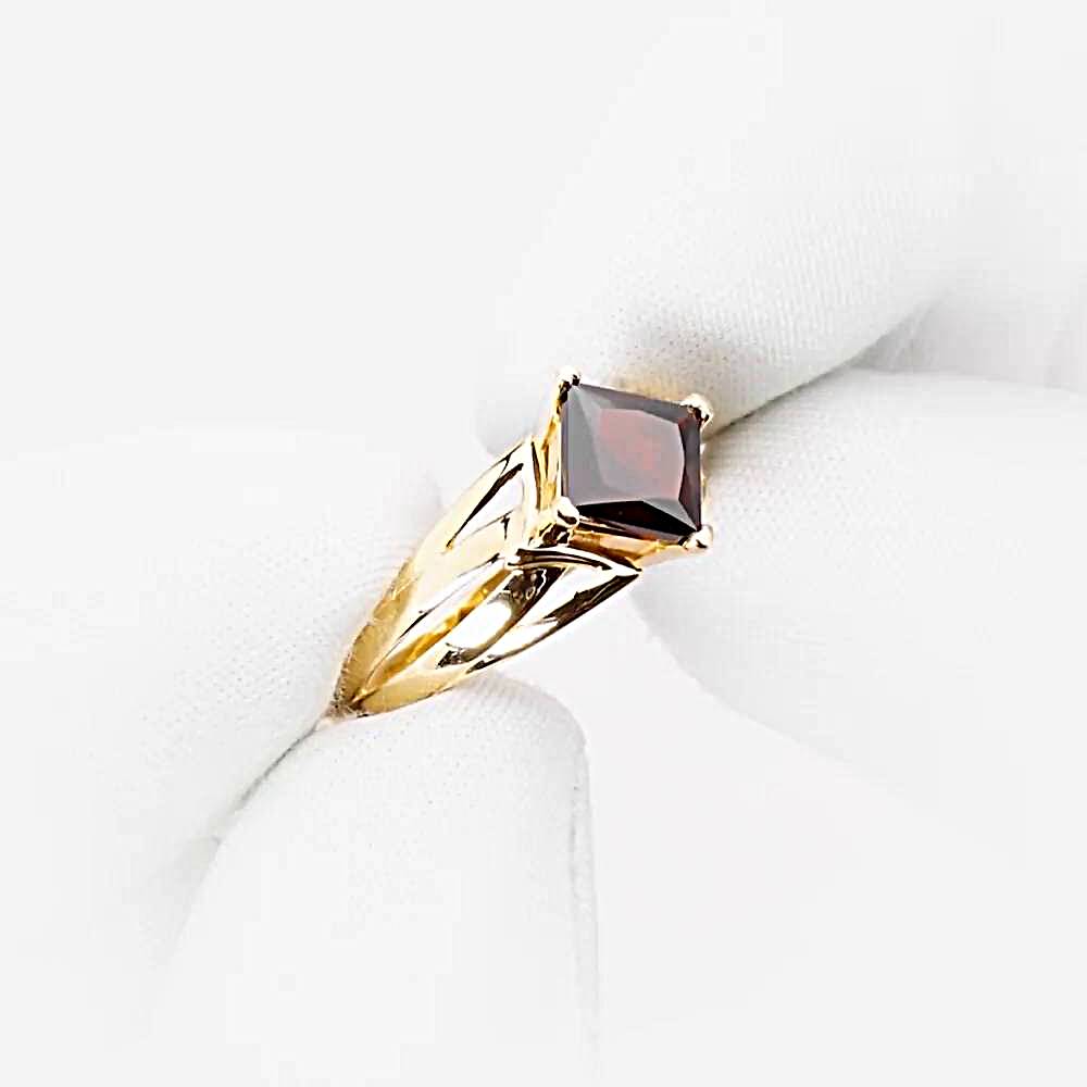 Кольцо с гранатом из красного золота 585 пробы 1