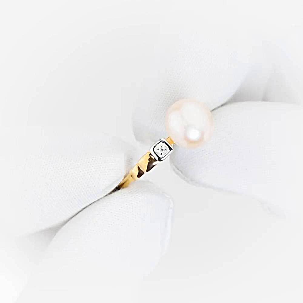 Кольцо с культивированным жемчугом и фианитами из красного золота 375 пробы Кольцо с культивированным жемчугом и фианитами из красного золота 375 пробы