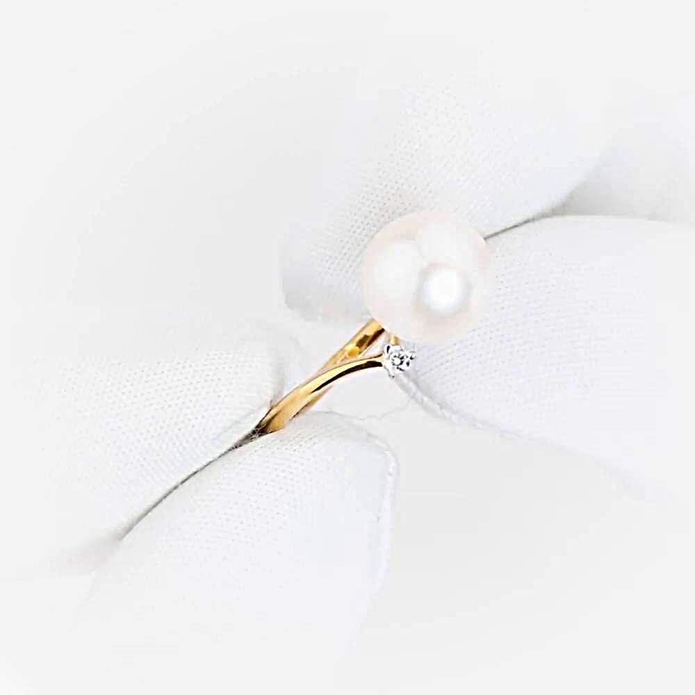 Кольцо с культивированным жемчугом и фианитами из красного золота 375 пробы Кольцо с культивированным жемчугом и фианитами из красного золота 375 пробы