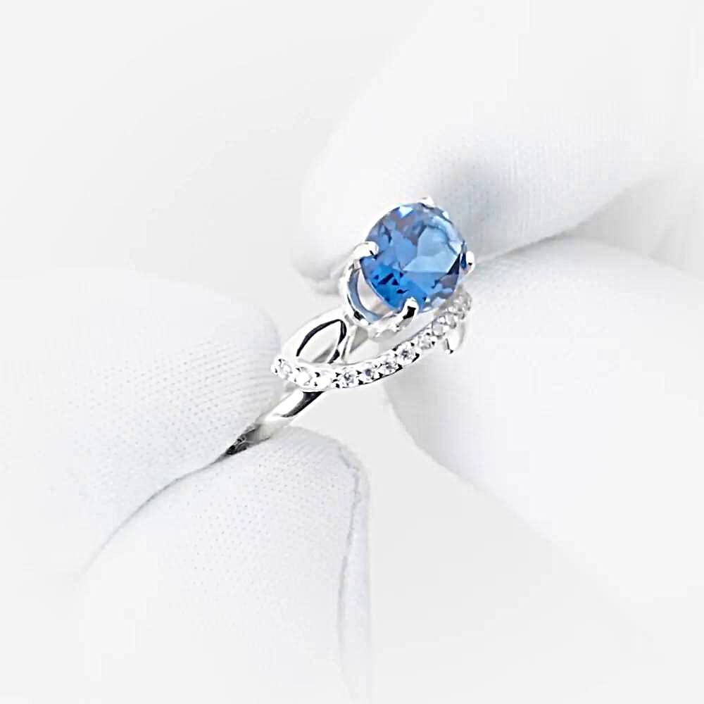 Кольцо с топазом лондон и фианитами из белого золота 585 пробы