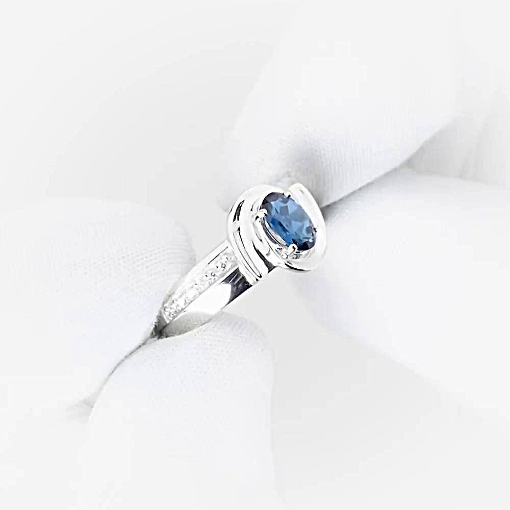 Кольцо с топазом лондон и фианитами из белого золота 585 пробы