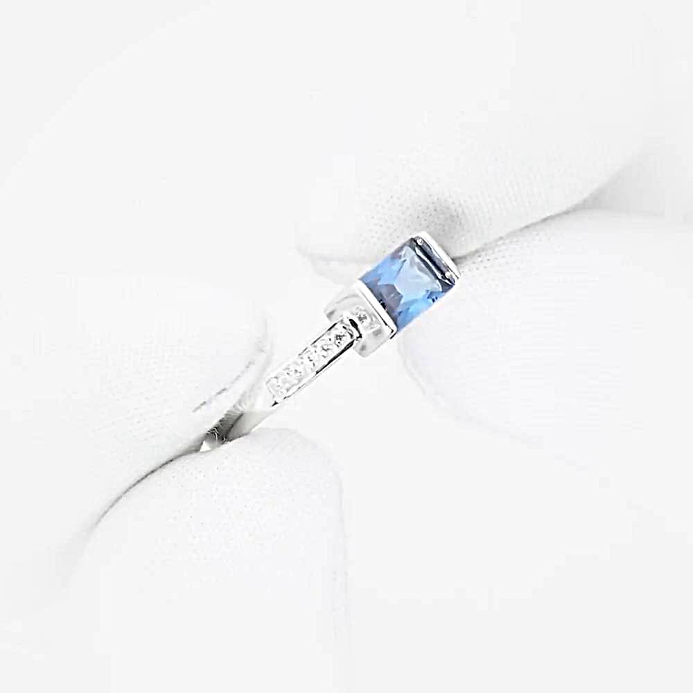 Кольцо с топазом лондон и фианитами из белого золота 585 пробы