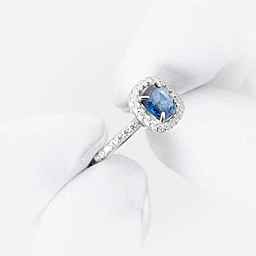 Кольцо с топазом лондон и фианитами из белого золота 585 пробы