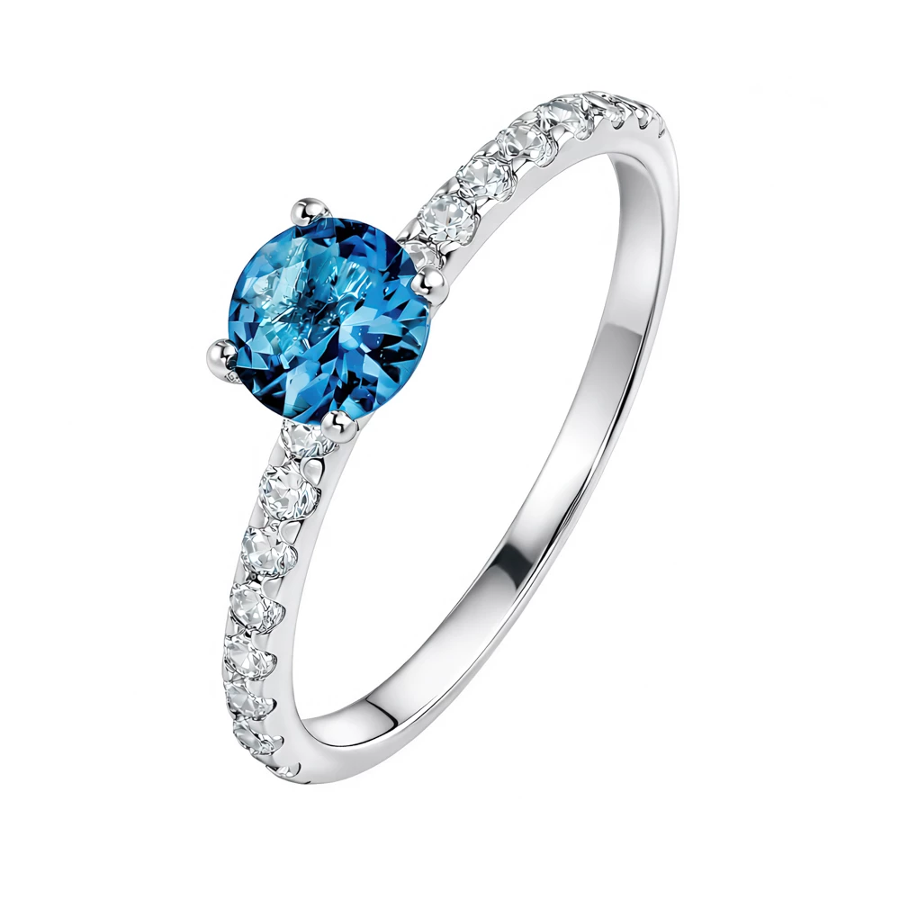 Кольцо с фианитами из серебра 925 пробы