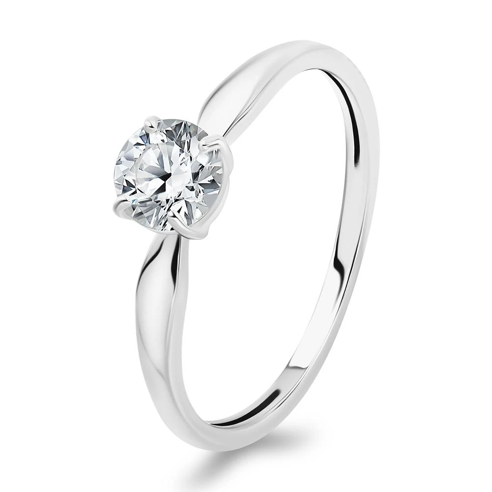 Кольцо с фианитом из серебра 925 пробы