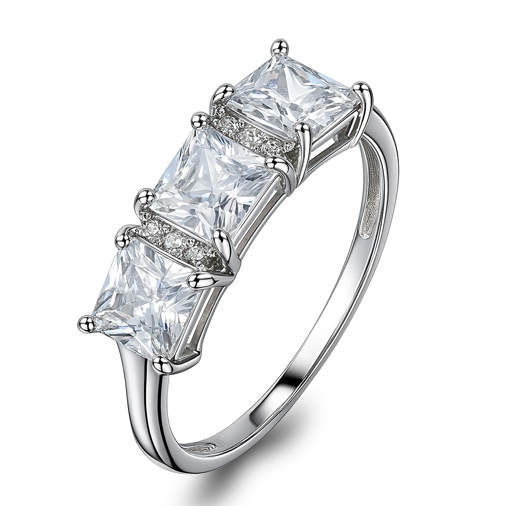 Кольцо с фианитами из серебра 925 пробы