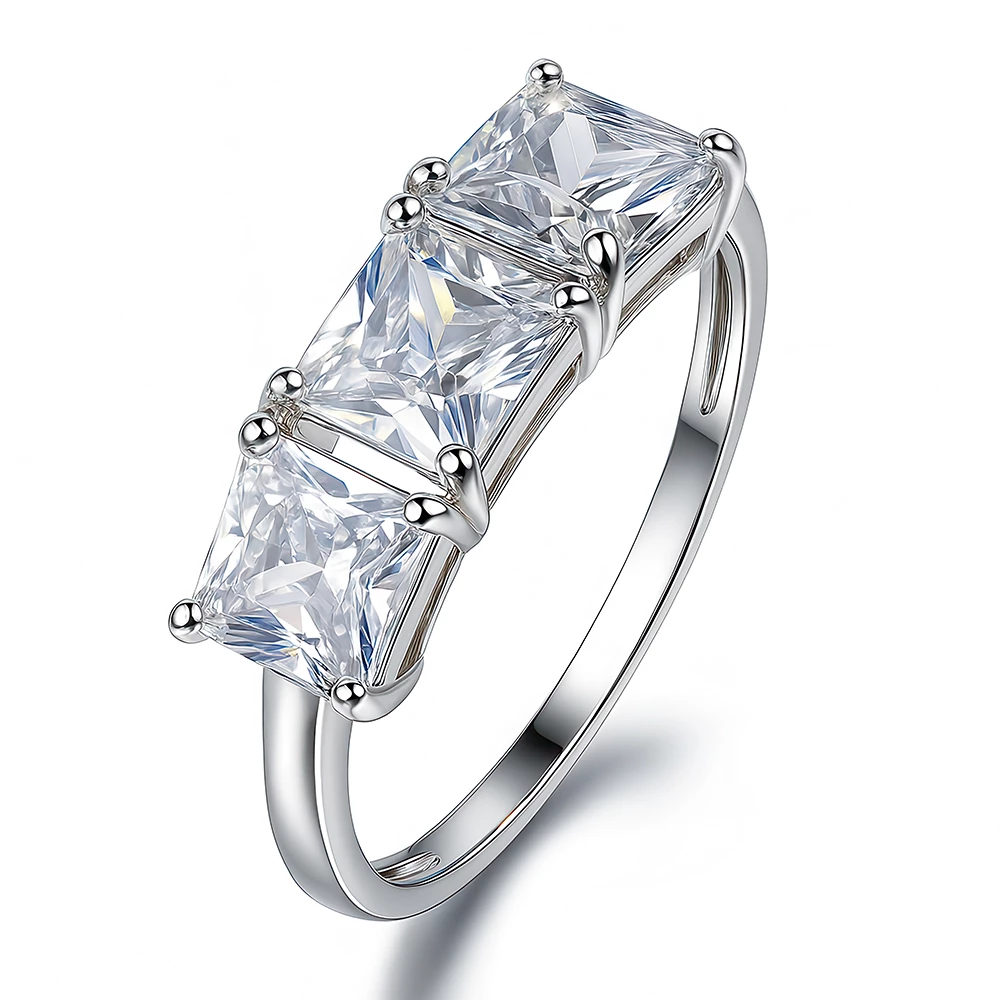 Кольцо с фианитами из серебра 925 пробы Кольцо с фианитами из серебра 925 пробы