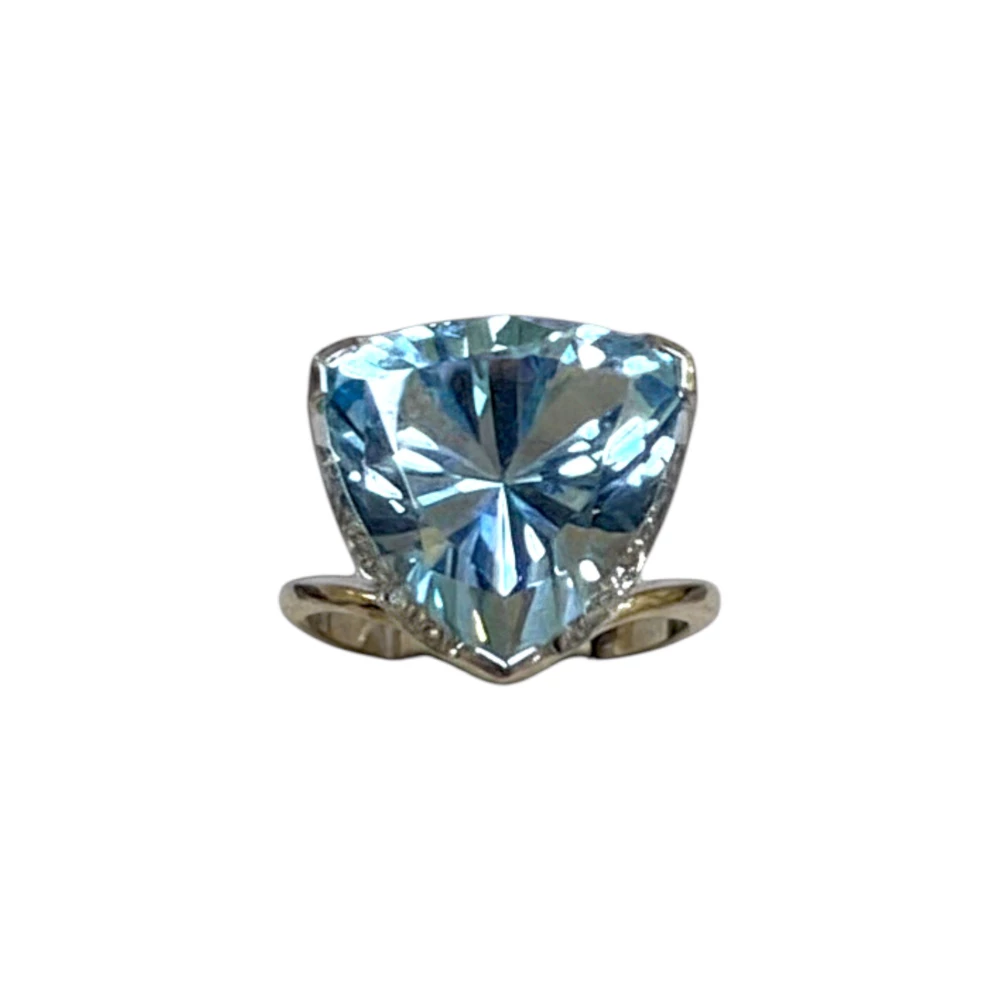 Кольцо с топазом из белого золота 585 пробы Кольцо с топазом из белого золота 585 пробы