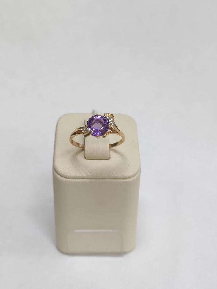 Кольцо с аметистом из красного золота 585 пробы Кольцо с аметистом из красного золота 585 пробы