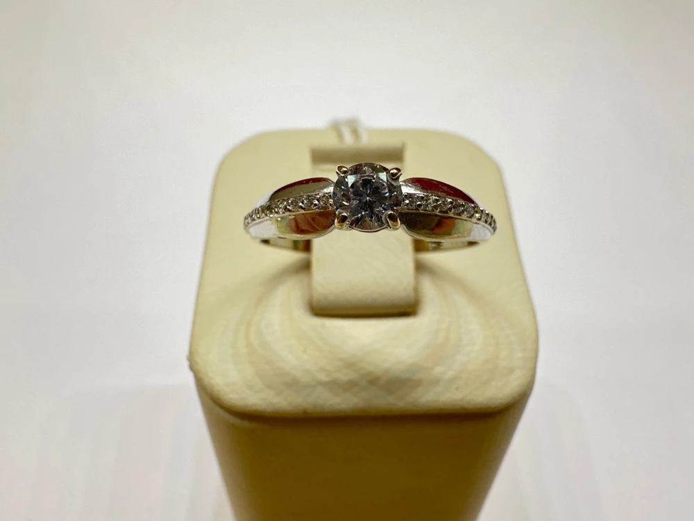 Кольцо с фианитом из белого золота 585 пробы Кольцо с фианитом из белого золота 585 пробы