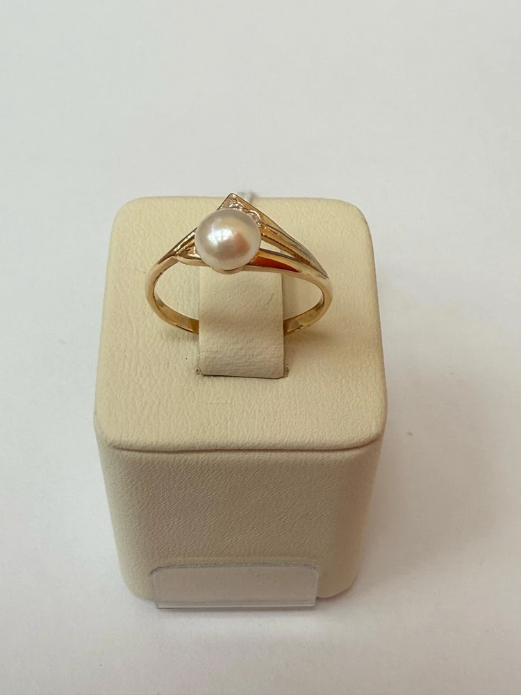 Кольцо с культивированным жемчугом из красного золота 585 пробы Кольцо с культивированным жемчугом из красного золота 585 пробы