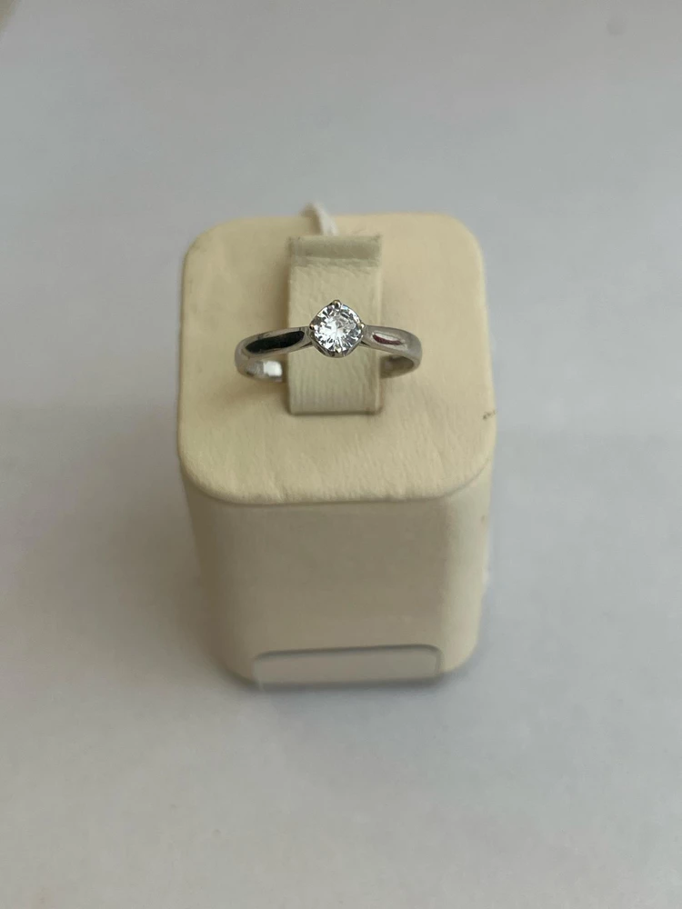 Кольцо с фианитом из белого золота 585 пробы