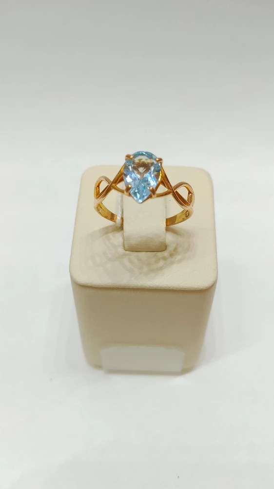 Кольцо с топазом из красного золота 375 пробы Кольцо с топазом из красного золота 375 пробы