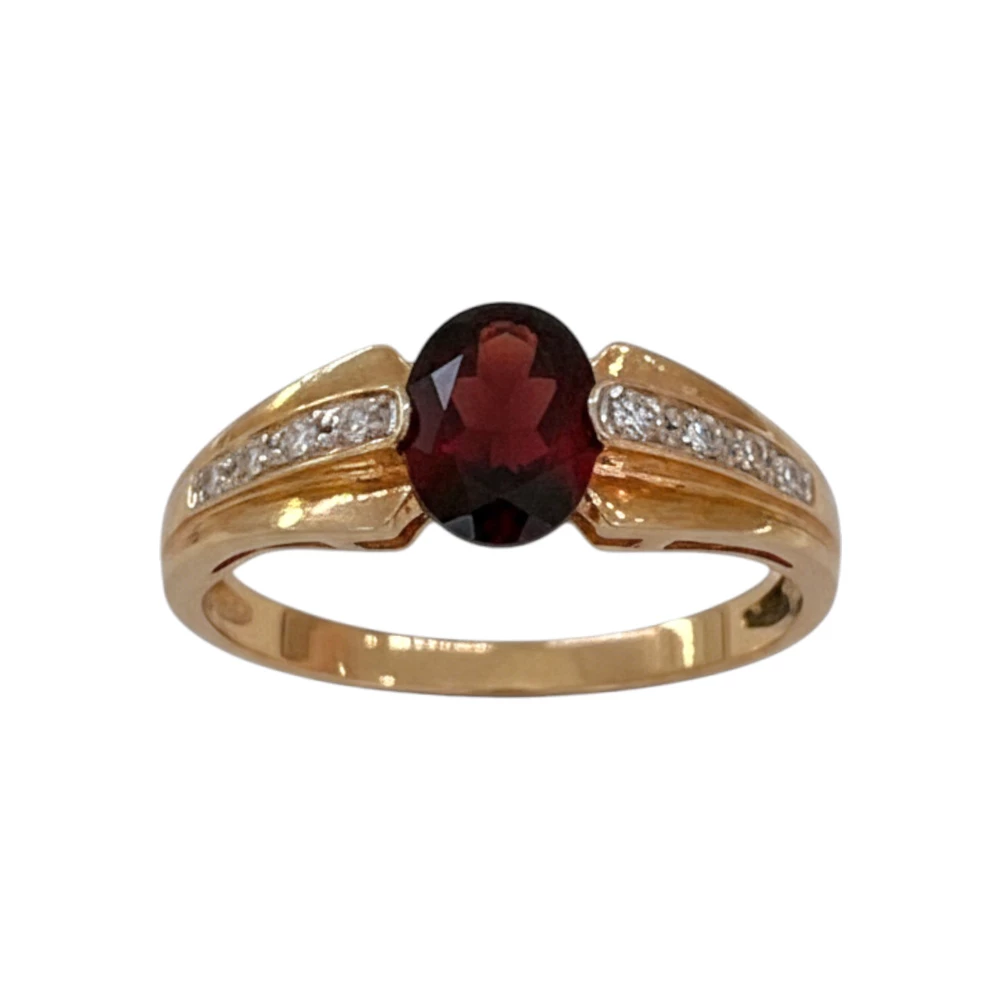 Кольцо с гранатом из красного золота 585 пробы Кольцо с гранатом из красного золота 585 пробы