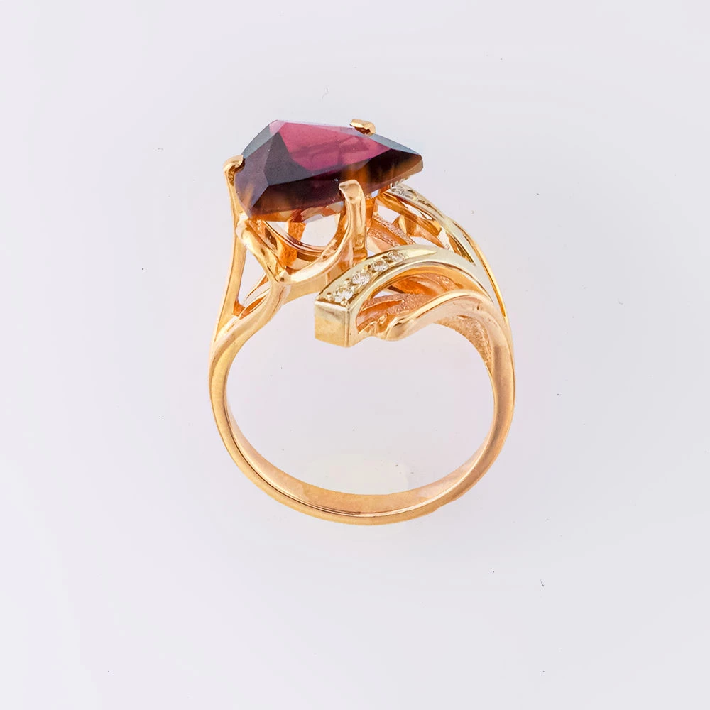 Кольцо с гранатом из красного золота 585 пробы Кольцо с гранатом из красного золота 585 пробы