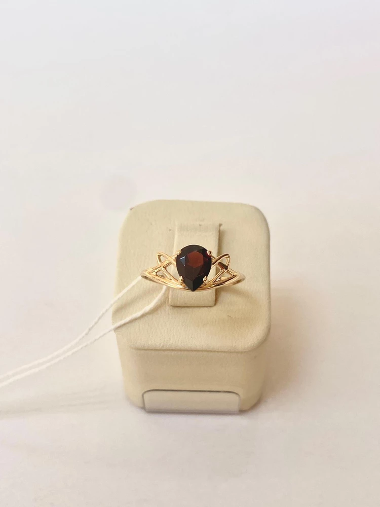 Кольцо с гранатом из красного золота 585 пробы Кольцо с гранатом из красного золота 585 пробы