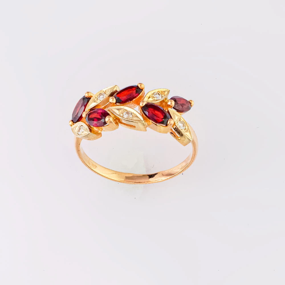 Кольцо с гранатом из красного золота 585 пробы Кольцо с гранатом из красного золота 585 пробы