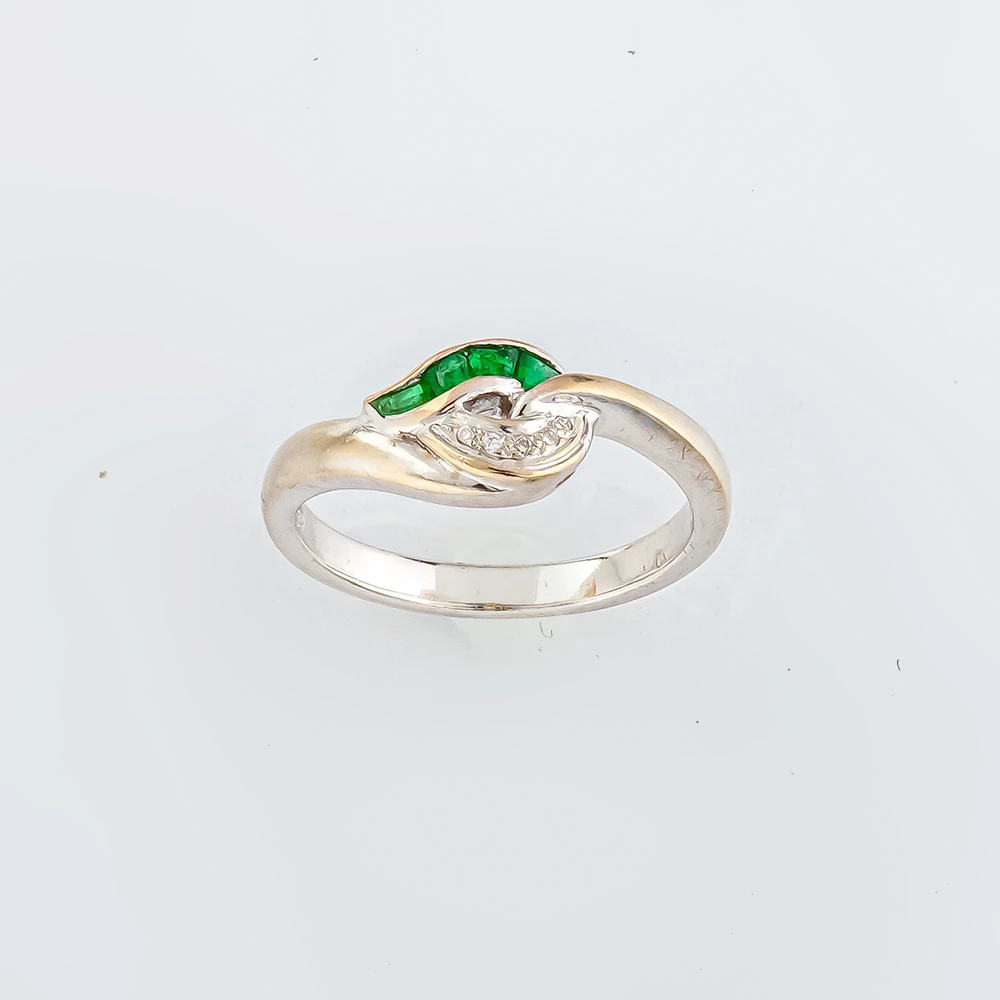 Кольцо с изумрудом из белого золота 750 пробы