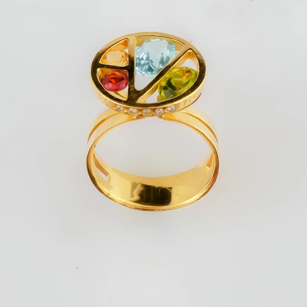 Кольцо с гранатом из желтого золота 750 пробы