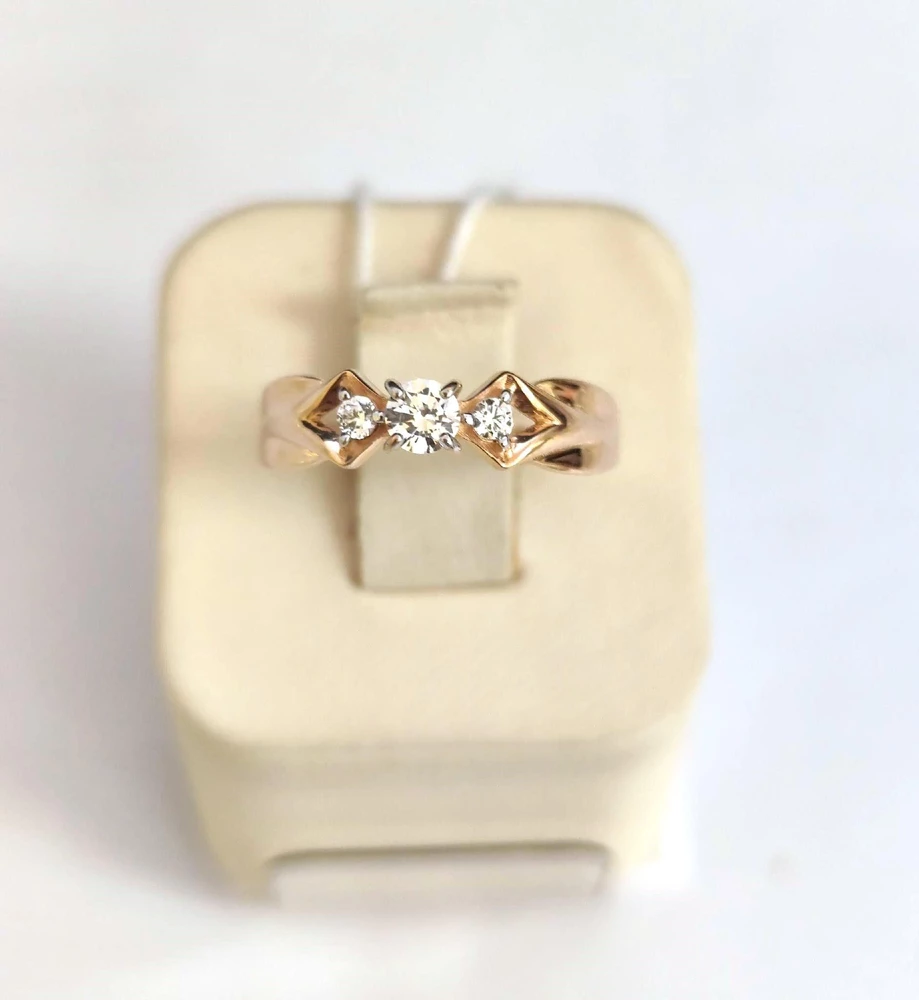 Кольцо с фианитом из красного золота 585 пробы