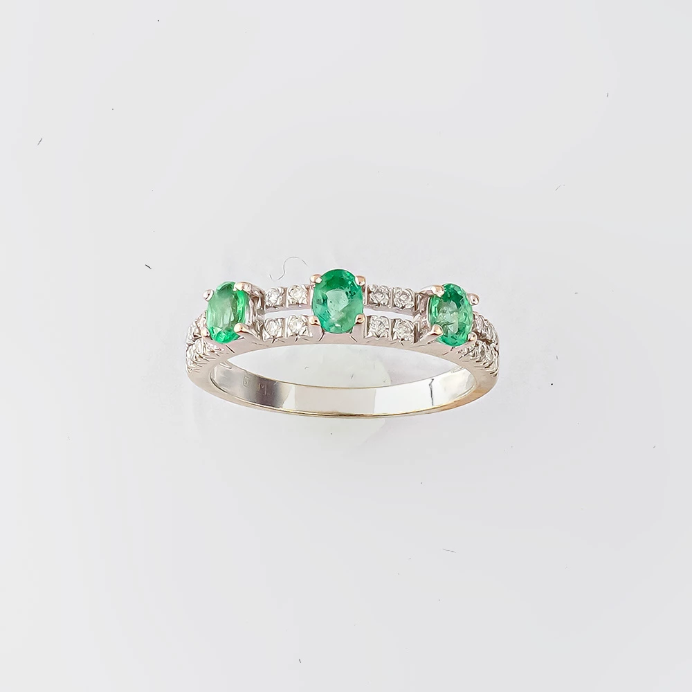 Кольцо с изумрудом из белого золота 585 пробы