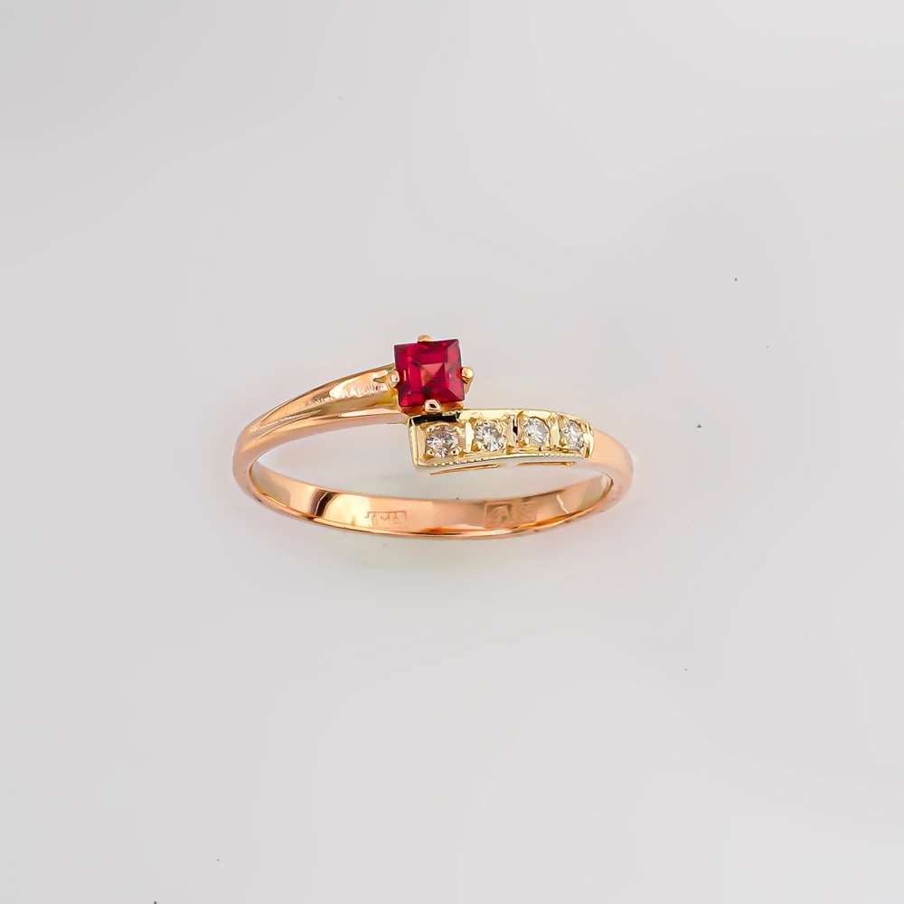 Кольцо с гранатом из красного золота 585 пробы