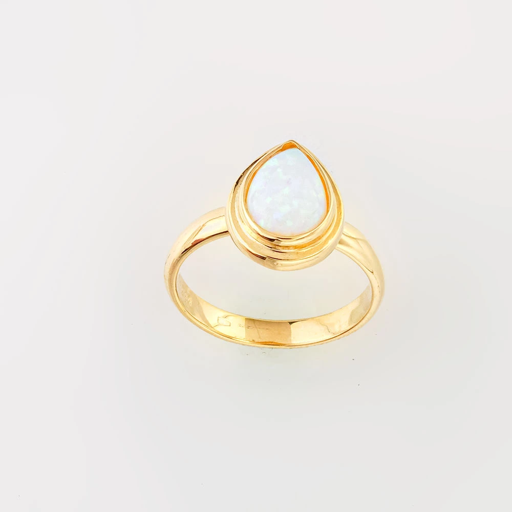 Кольцо с опалом синтетическим из желтого золота 585 пробы Кольцо с опалом синтетическим из желтого золота 585 пробы