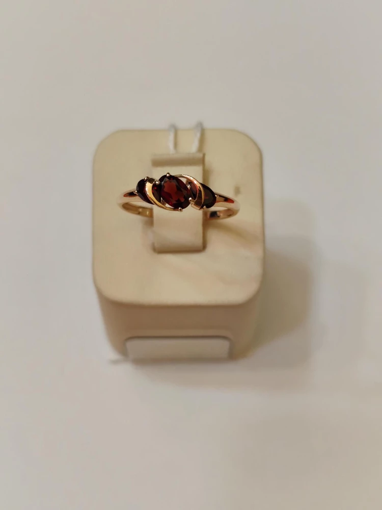 Кольцо с гранатом из красного золота 585 пробы