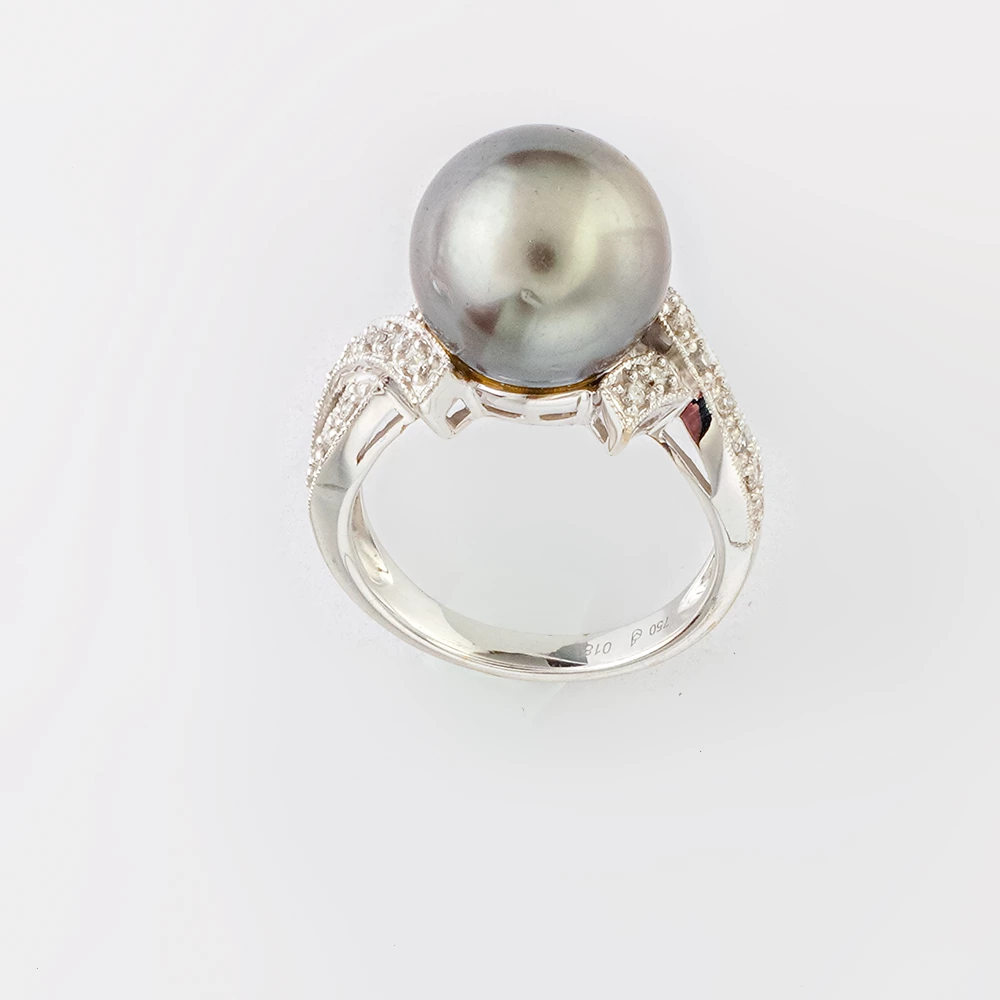 Кольцо с культивированным жемчугом из белого золота 750 пробы
