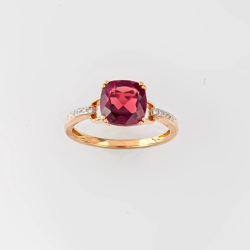 Кольцо с гранатом из красного золота 585 пробы