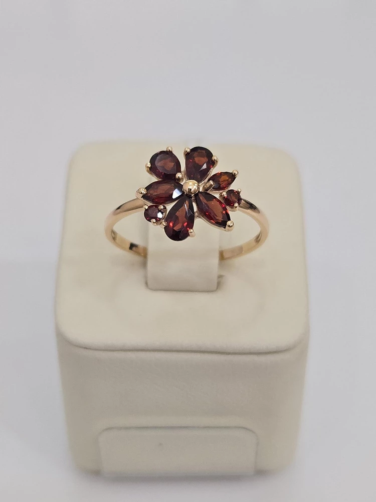 Кольцо с гранатом из красного золота 585 пробы