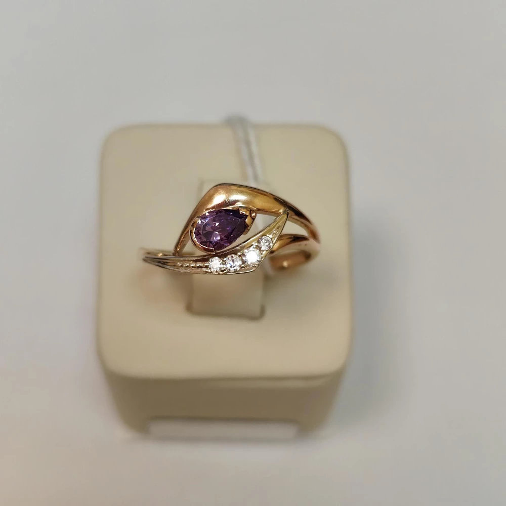 Кольцо с фианитом из красного золота 585 пробы