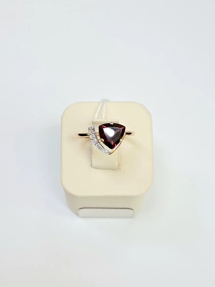 Кольцо с гранатом из красного золота 585 пробы